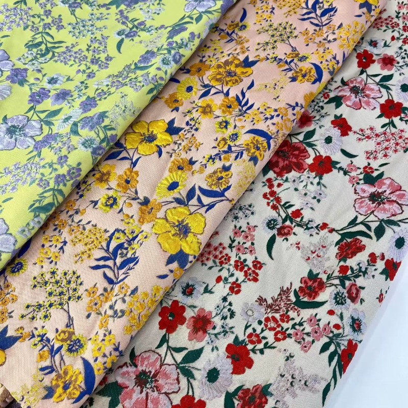 Red Small Floral Jacquard Fabr - Vintage Sewing Textile recension och pris